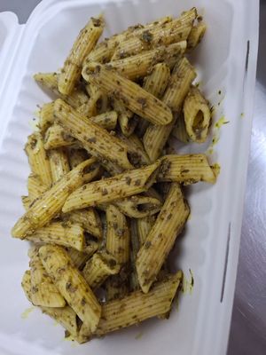 Pasta corta al dente con pesto premium de Loretta's Cuisine, elaborado con albahaca hidropónica, nueces de nogal y aceite de oliva extra virgen. at Lorettas Cuisine in Panama City