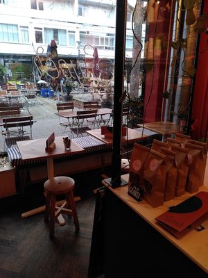 Sitting area indoor and outdoor at Sajoer in Rotterdam