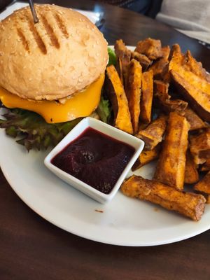Burger mit Süßkartoffeln at Kruemelkueche in Duisburg
