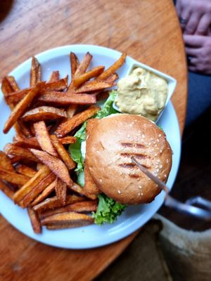 'Fishstick' burger with fries and joppie sauce at Kruemelkueche in Duisburg
