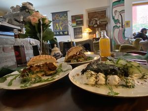 Burger und Spinatquiche   at Kruemelkueche in Duisburg