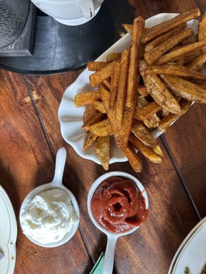 Pommes mit Aioli und Ketchup  at Kruemelkueche in Duisburg