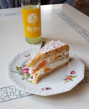Yummy vegan tangerine cake at Kruemelkueche in Duisburg