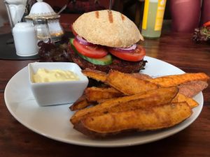 Roots of Compassion Burger & Wedges mit Mango-Majo at Kruemelkueche in Duisburg