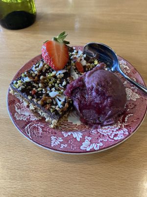 Vegan raw cake with berry sorbet  at GOTT in Vestmannaeyjar