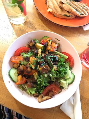 Vegan Grilled Sesame Tofu Salad at Moyome in Krems An Der Donau