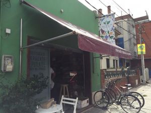 outside one table only at Mercado Verde - Jaime Zudanes in Montevideo