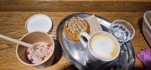 Vegan porridge, cinnamon roll and oat latte at Hitzberger - Halle Lowenstrasse in Zurich