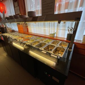 Drei verschiedene Buffet. Vorspeise mit Salat, Humus, Bohnen etc./Buffet zum Kochen lassen mit Seitan etc. / wie viel mit warmen Speisen und chinesischen Gerichten.  at Vegegården in Malmo