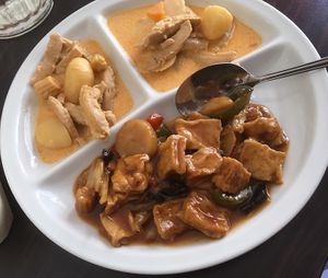 Sojastrimlor i massaman & Stekt tofu med grönsaker at Vegegården in Malmo