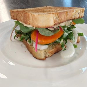 Sandwich - eingelegte Salatgirke, Hummus, Karotte, Pak Choi und Baby Mangold at Zum Reh in Nuremberg