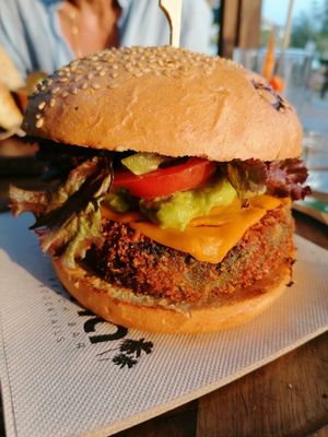 Vegan burger (avocado, tahini mayo, lettuce, tomato) at Ona Beach Bar in Roses