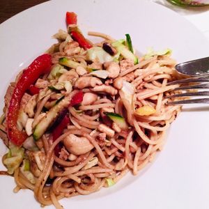 Gebratene Spaghetti Asiatisch
jeweils als kleine Portion 
Spaghetti | Tofu | Cashewnüsse | Gemüse | Tamari-Ingwersauce | Sesamöl at Eugens Bio Cafe Restaurant in Konstanz
