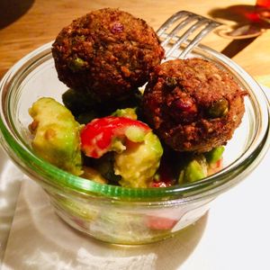 Haselnuss-Erbsenbällchen mit Avocado-Tomatensalat👌 at Eugens Bio Cafe Restaurant in Konstanz