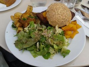 Mediterraner Tofuburger mit Röstgemüse at Eugens Bio Cafe Restaurant in Konstanz