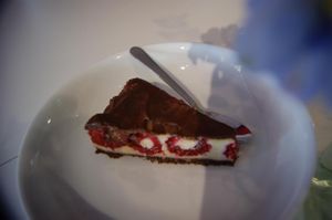 Raw raspberry chocolate pie at Rauw in Rotterdam