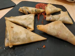 Samosas de verduras at Km.0 in San Sebastian