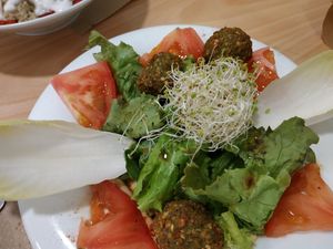 Ensalada de hummus y falafel at Km.0 in San Sebastian