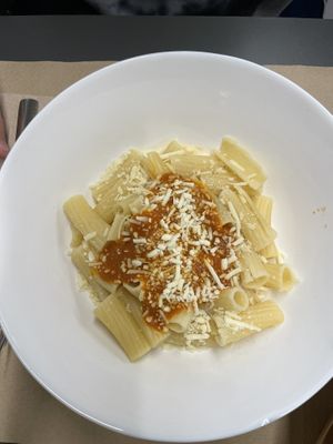 Menú infantil: pasta con tomate casero at Km.0 in San Sebastian