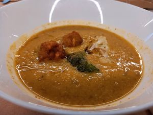 Sop de dhal con bolas de patat. Menú at Km.0 in San Sebastian