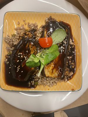 Berengenas sobre trigo sarraceno con salsa teriyaki   at Km.0 in San Sebastian