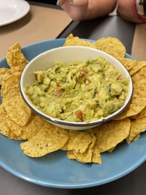 Guacamole con totopos  at Km.0 in San Sebastian