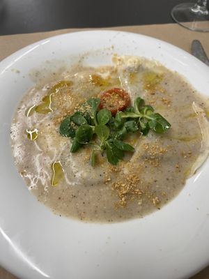 Raviolis de setas con salsa de queso vegano  at Km.0 in San Sebastian