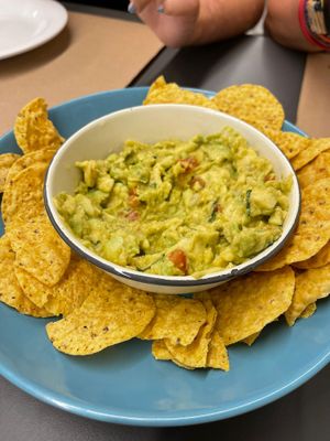 Guacamole con totopos  at Km.0 in San Sebastian