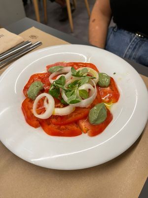 Ensalada de tomate con salsa de albahaca   at Km.0 in San Sebastian