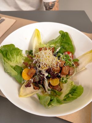 Ensalada césar at Km.0 in San Sebastian