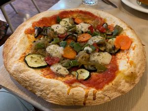 Pizza durum con verduras y queso vegano at Km.0 in San Sebastian