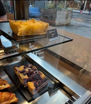 Blueberry Cheesecake 3,20€, Apfelkuchen 3,20€  at Tchibo Filiale in Linz