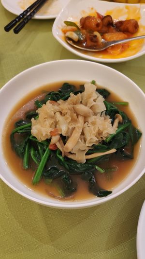 Chinese spinach and various mushrooms at Veggie Palace 貴德宮 in Hong Kong Island