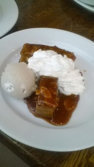 Excellent pain perdu caramélisé, chantilly et boule de glace at Brasserie LoLa in Paris