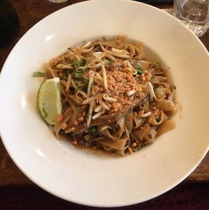 pad thai  at Brasserie LoLa in Paris
