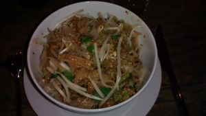 Pad thaï at Brasserie LoLa in Paris