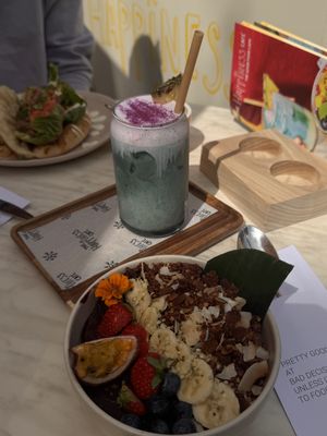 açaí bowl and ocean shake   at The Happiness Café Utrecht in Utrecht
