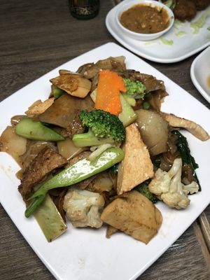 Fried Thai flat noodles at Thai Vegetarian Food 泰國素食 in Kowloon