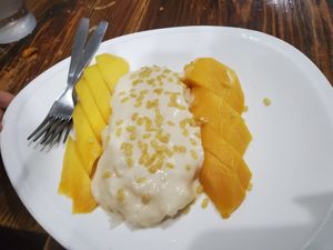Mango with coconut sticky rice at Thai Vegetarian Food 泰國素食 in Kowloon