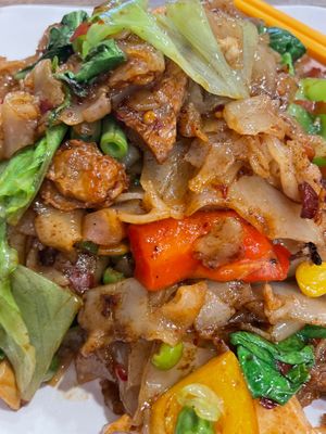 Spicy flat noodles with basil at Thai Vegetarian Food 泰國素食 in Kowloon