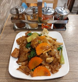 Dry fried Thai flat noodles at Thai Vegetarian Food 泰國素食 in Kowloon