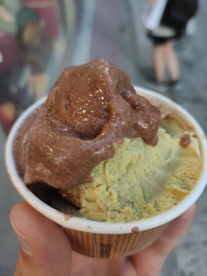 Xeado de Chocolate con bebida de quinoa e aguacate e cacahuete at The Bio Factory in A Coruna