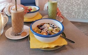 Vegan Chai Latte, Vegan Matcha Latte, Porridge Bowl und Obstsalat -  alles vegan at Schneider's in Frankfurt