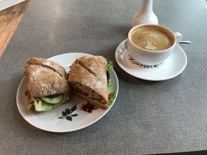 Brötchen mit Hummus und Kaffee mit Mandelmilch at Schneider's in Frankfurt