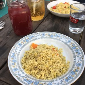Salade du jour (couscous à l'aneth) et kombucha aux baies d'açaï de Lola Rosa at Antidote Bouffe Vegane in Montreal