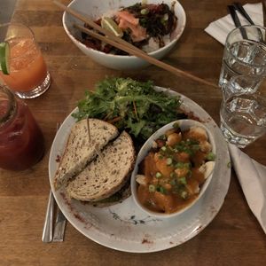 Sandwich smoked meat et poutine at Antidote Bouffe Vegane in Montreal