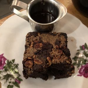 Brownie caramel et noisette at Antidote Bouffe Vegane in Montreal