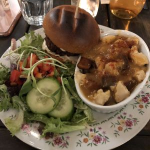 Burger régulier avec extra fromage et poutine at Antidote Bouffe Vegane in Montreal
