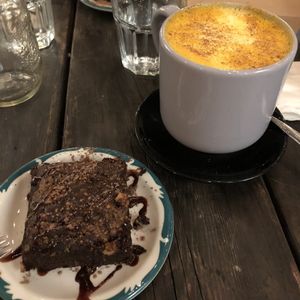 Brownie noisette et caramel et Lait d'or at Antidote Bouffe Vegane in Montreal