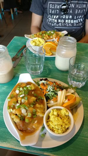Poutine 13$ CAD hors taxes et smoothie cha-cha-chaï et pina colada 7,50$ CAD/smoothie hors taxes. at Antidote Bouffe Vegane in Montreal